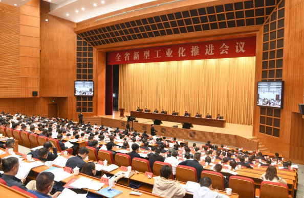 “主动服从和服务于国家发展大局，是企业家应尽的责任” 周海江荣获“江苏省优秀企业家”称号
